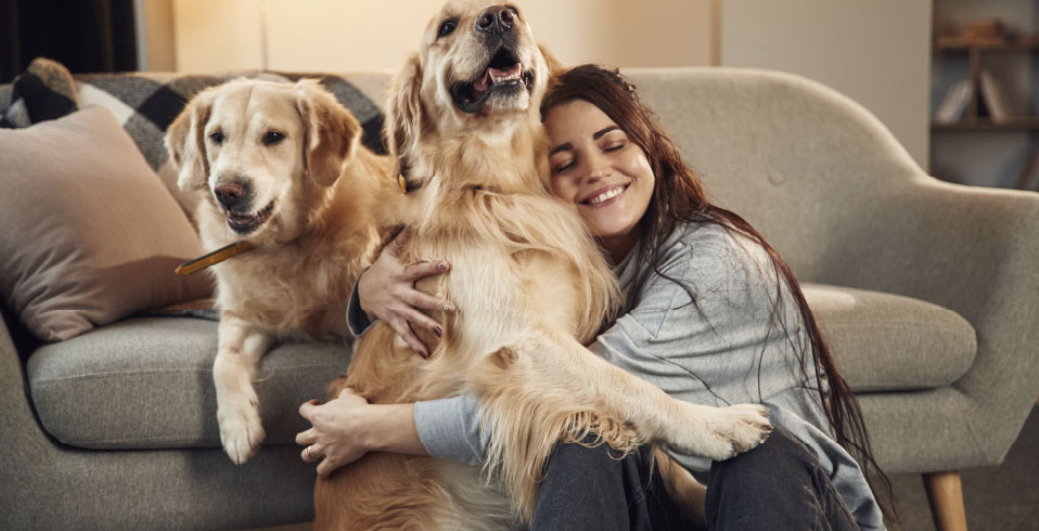 Mujer abrazando a su perro como representación del vínculo con las mascotas